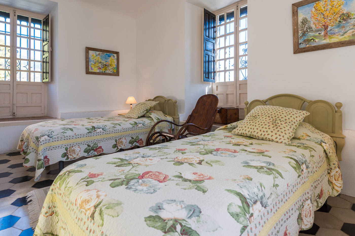 Habitación orientada al sur con dos camas